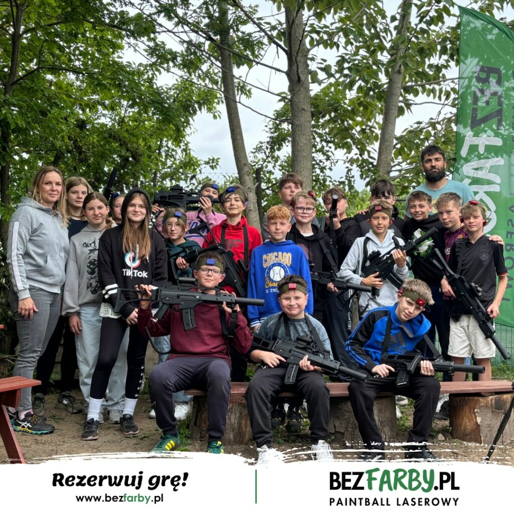 szczęsliwa klasa, która jets na paintballu laserowym ebzfarby