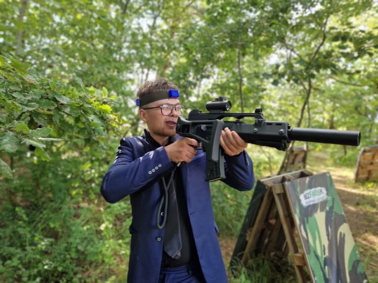 Pan młody na wieczór Kawalerski Złotów Piła w garniturze z karabinem